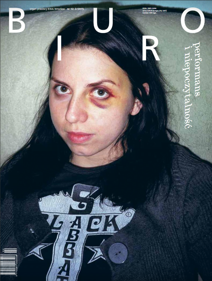 Okładka magazynu Biuro. Portret ciemnowłosej dziewczyny z podbitym okiem