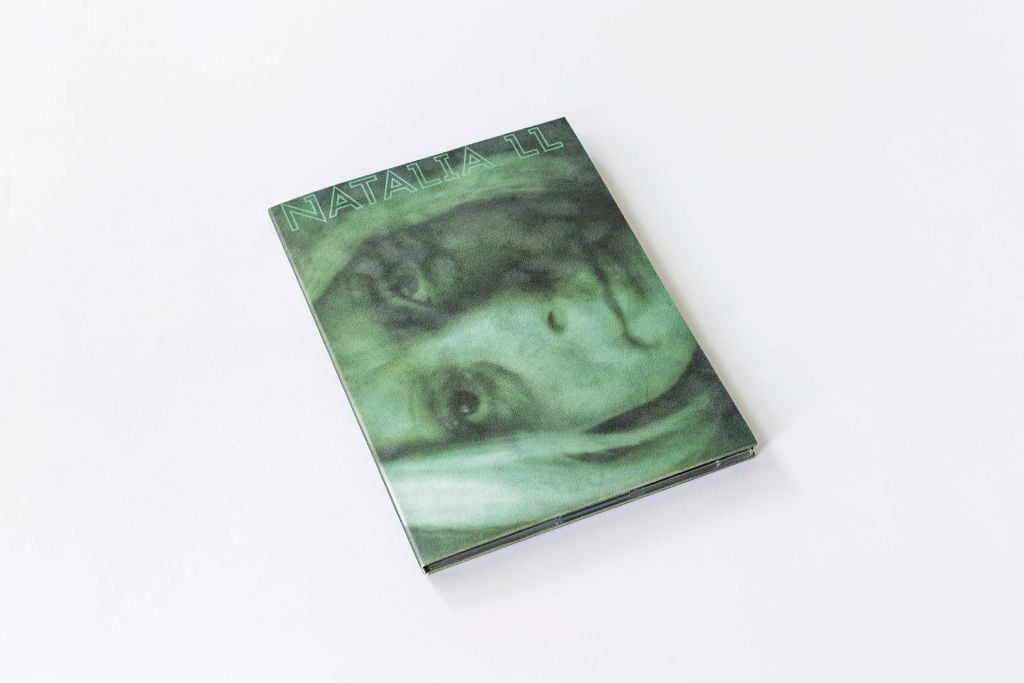 Na białym tle zielona okładka pudełka na płyty CD. Na okładce zdjęcie twarzy starszej kobiety – Natali LL.