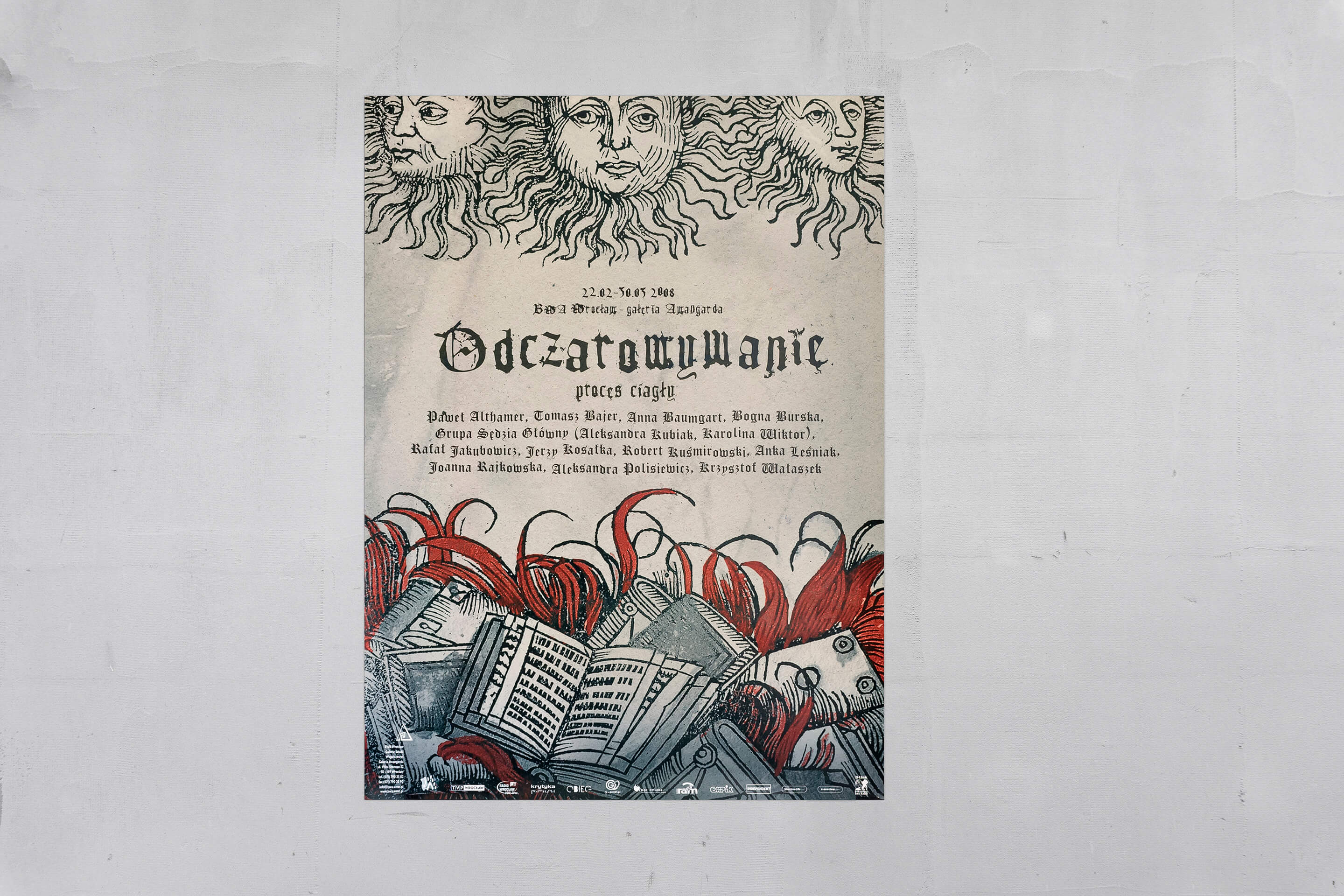 Na szym tle plakat wystawy Odczarowywanie – na górze trzy słońca, na dole księga w płomieniach.