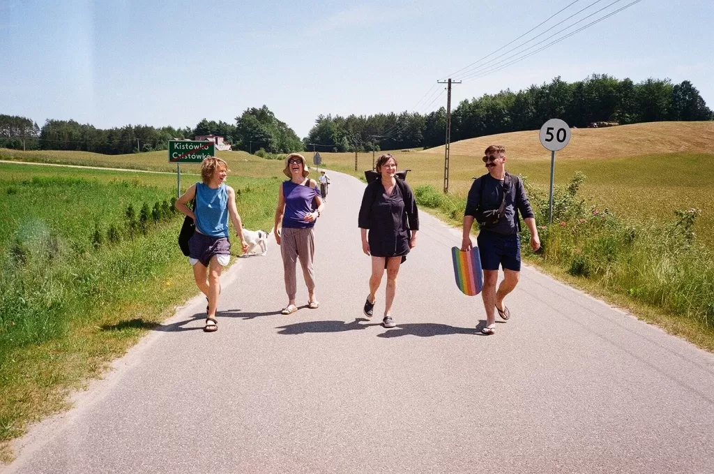 od lewej: Paulina Pankiewicz, Joanna Rajkowska, Anna Mituś, Jakub Jakubowicz.
Sulęczyno, zjazd plenerowy Studia Mistrzyni, 2020, fot. Ala Savashevich.