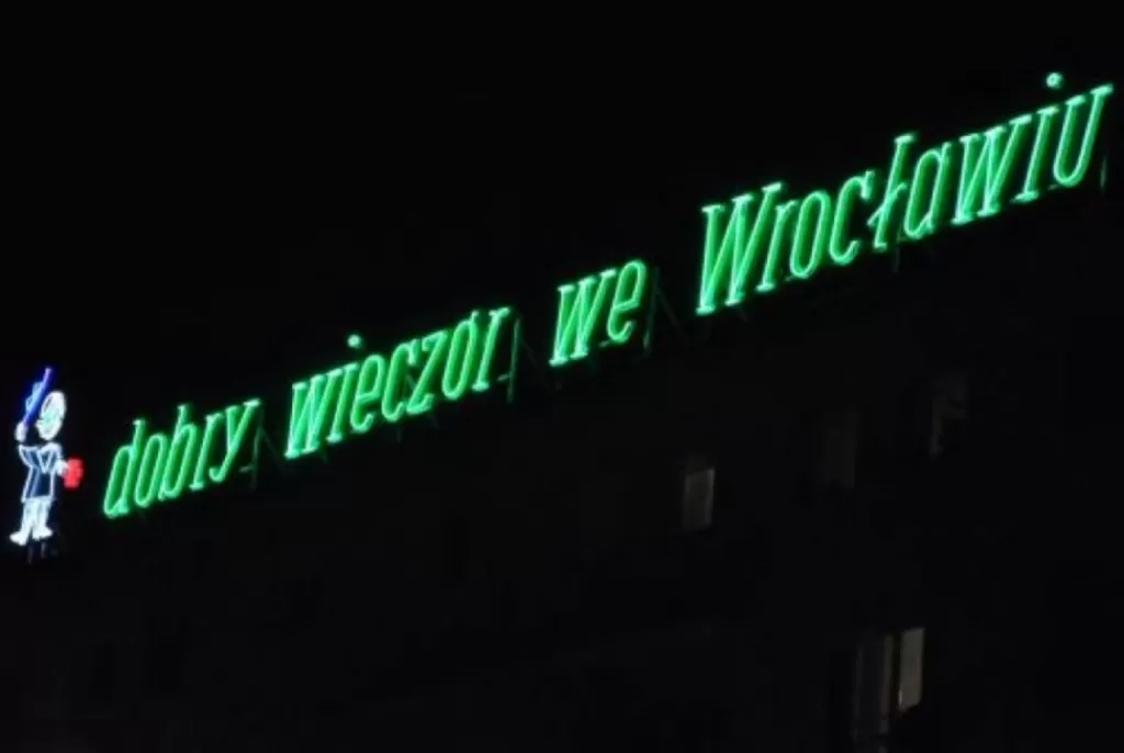 Neon Dobry wieczór we Wrocławiu świecący na zielono