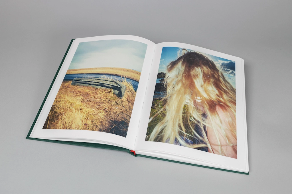 Zdjęcie książki YAGA. Po jednej stronie znajduje się pole zbóż, po drugiej dziewczyna z blond włosami.