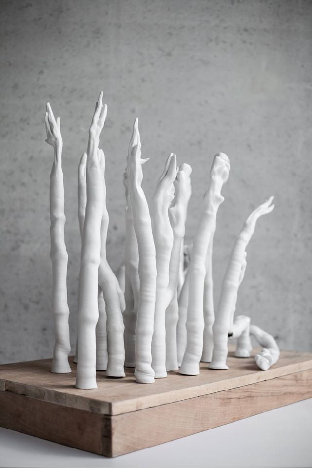 ceramiczna, biała rzeźba w kształcie wystających do góry szponów lub korzeni