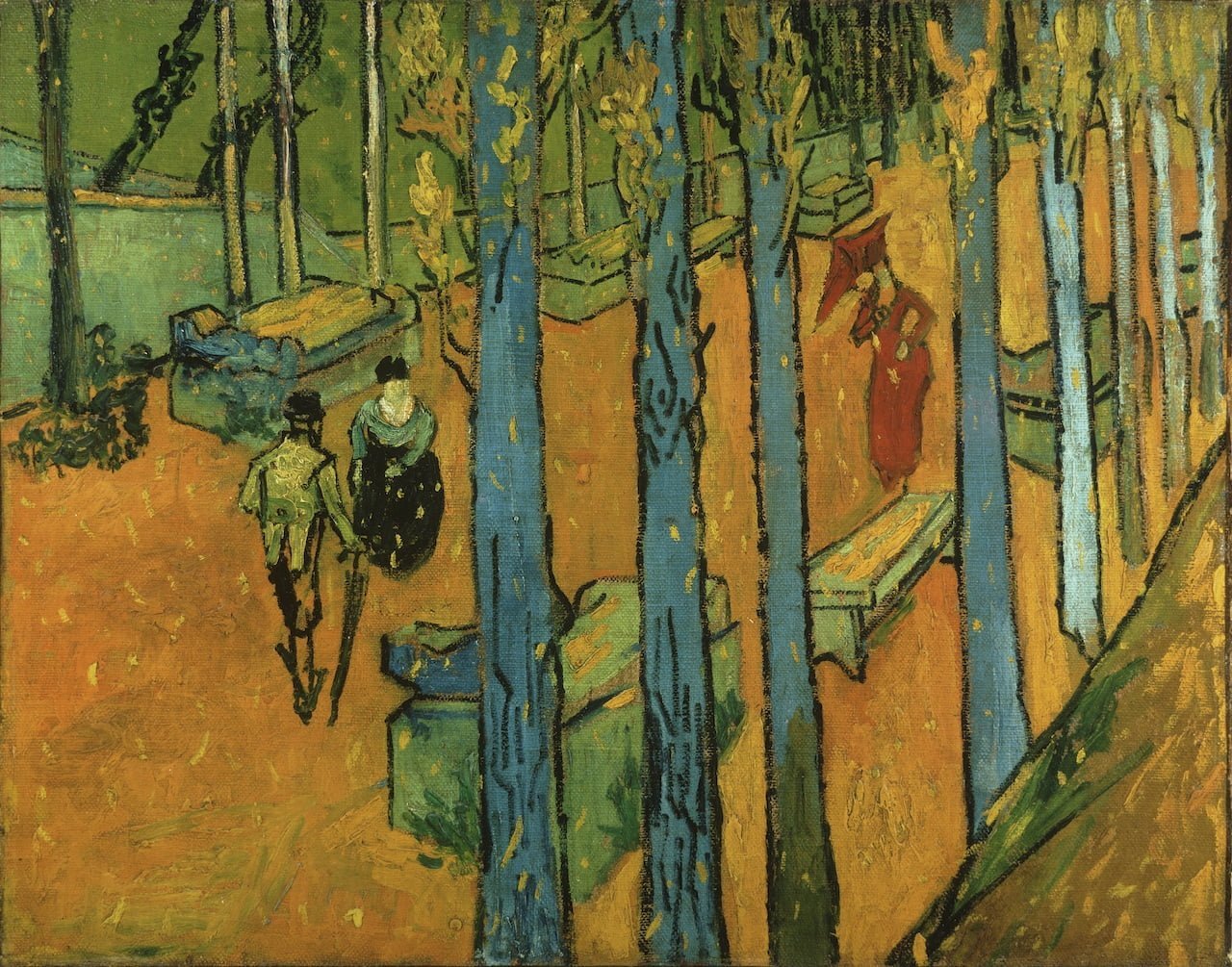 Pomarańczowo-zielony obraz, trzy osoby spacerują pośród drzew i jesiennych liści.