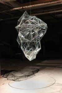 szklana praca 3D w formie meteorytu, zawieszona w przestrzeni