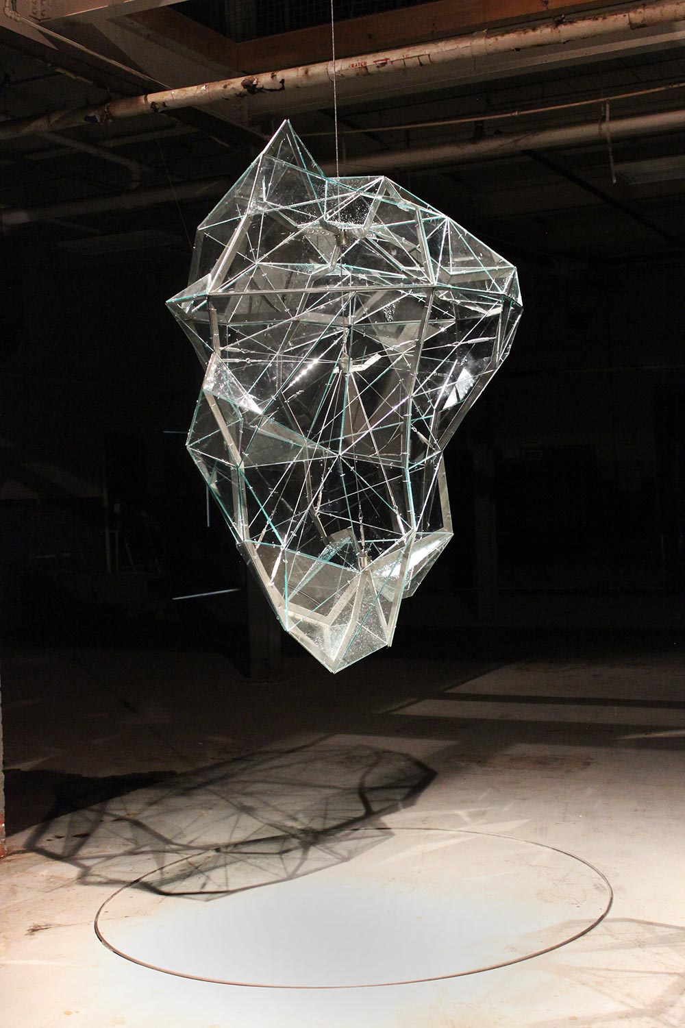 szklana praca 3D w formie meteorytu, zawieszona w przestrzeni