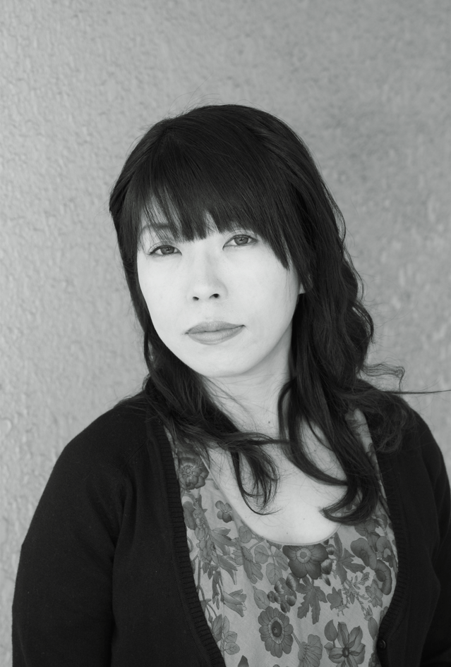 czarno-biały portret artystki japońskiego pochodzenia