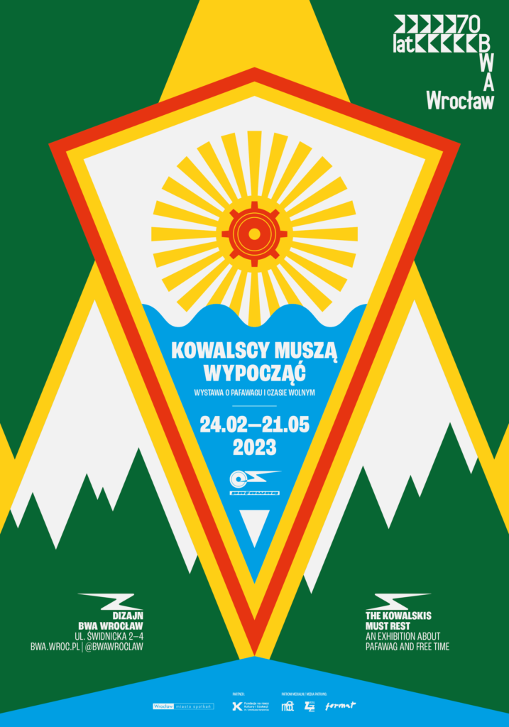 Plakat wystawy. Zielone tło, żółto-czerwono-biały proporczyk z nazwą wystawy i datami. Logo BWA 70. lat, logotypy patronów