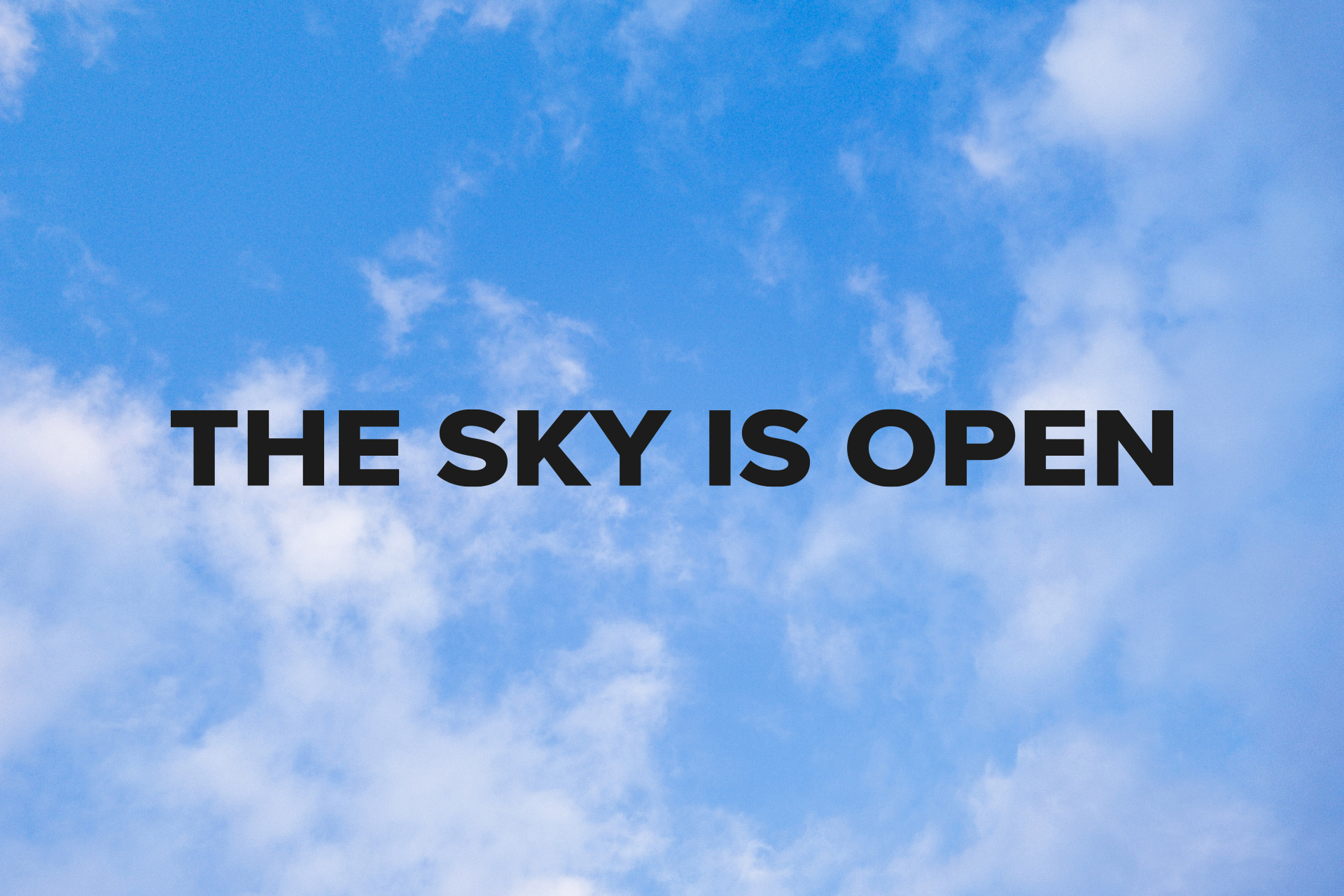 Zdjęcie nieba z napisem "the sky is open"