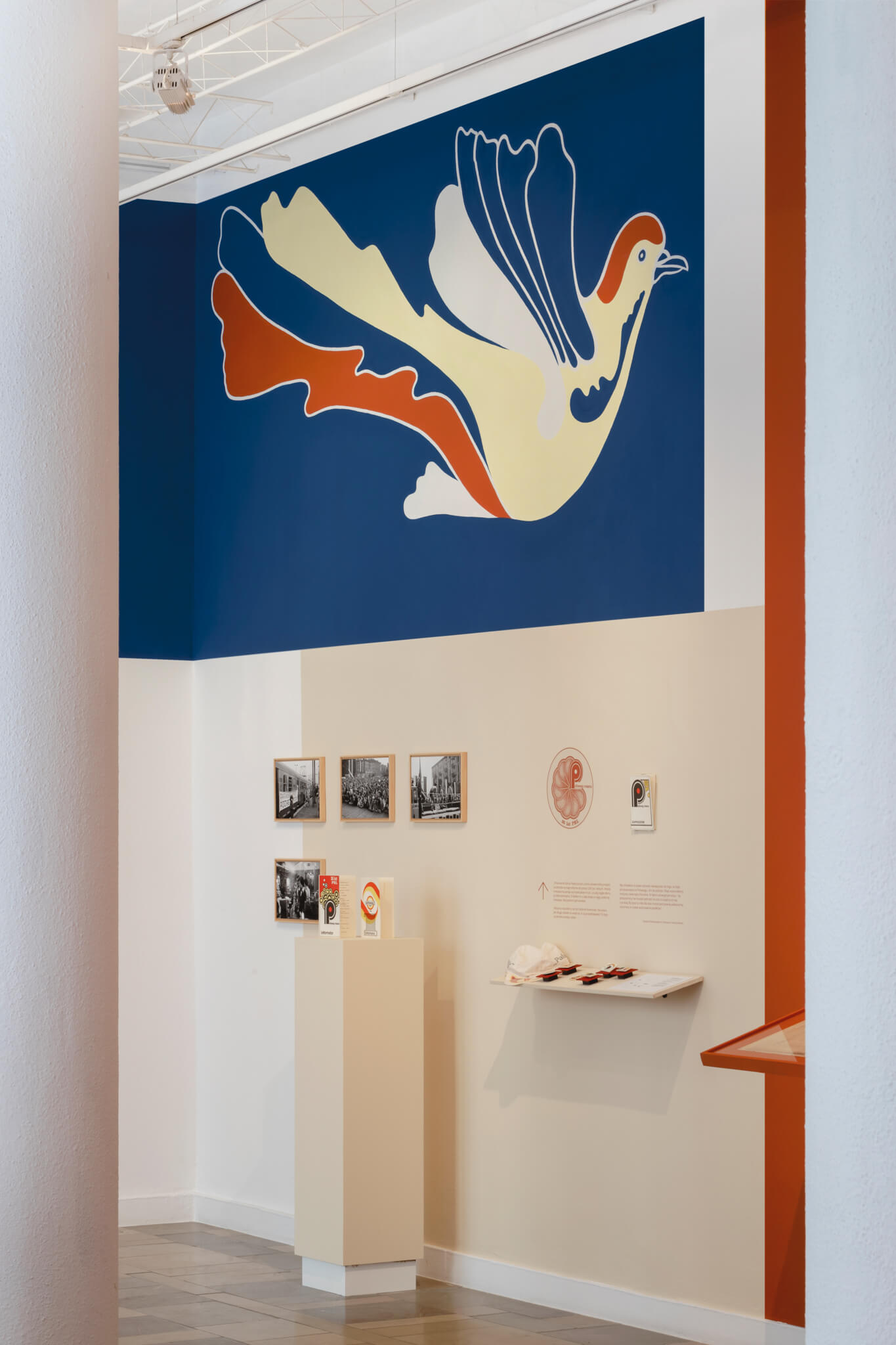 dokumentacja wystawy, mural z gołąbkiem