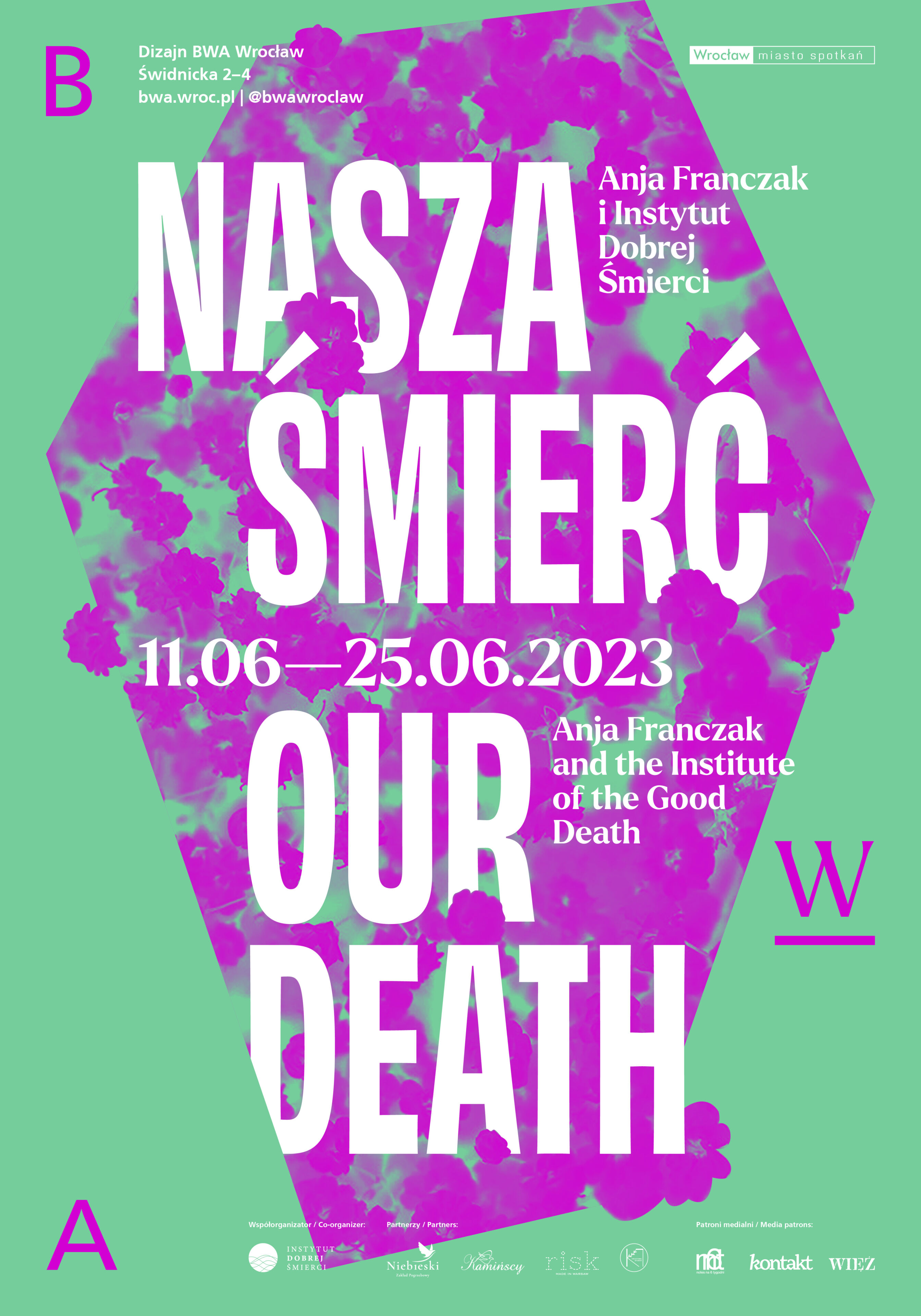 Plakat wystawy Nasza śmierć zawierający biały napis na tle purpurowego kształtu trumny złożonego z kwiatów, całość na zielony tle