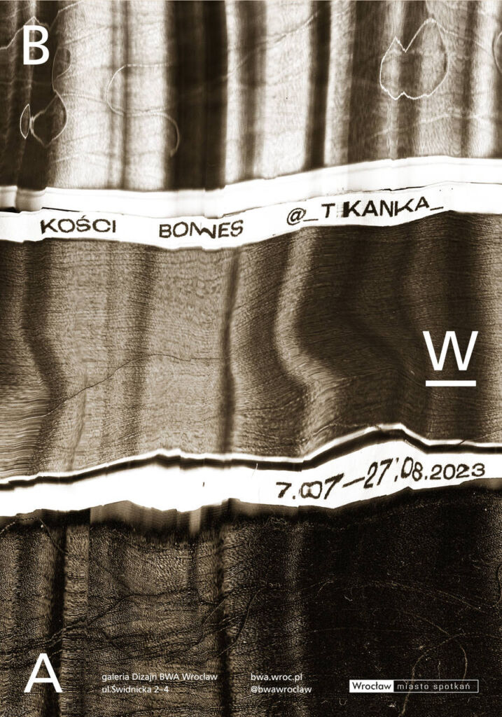 grafika ze zeskanowanego haftu w kolorach brązu czerni i bieli. na 1/3 i 2/3 wysokości biały, poszarpany pasek z napisem Kości tkanka i datami wystawy