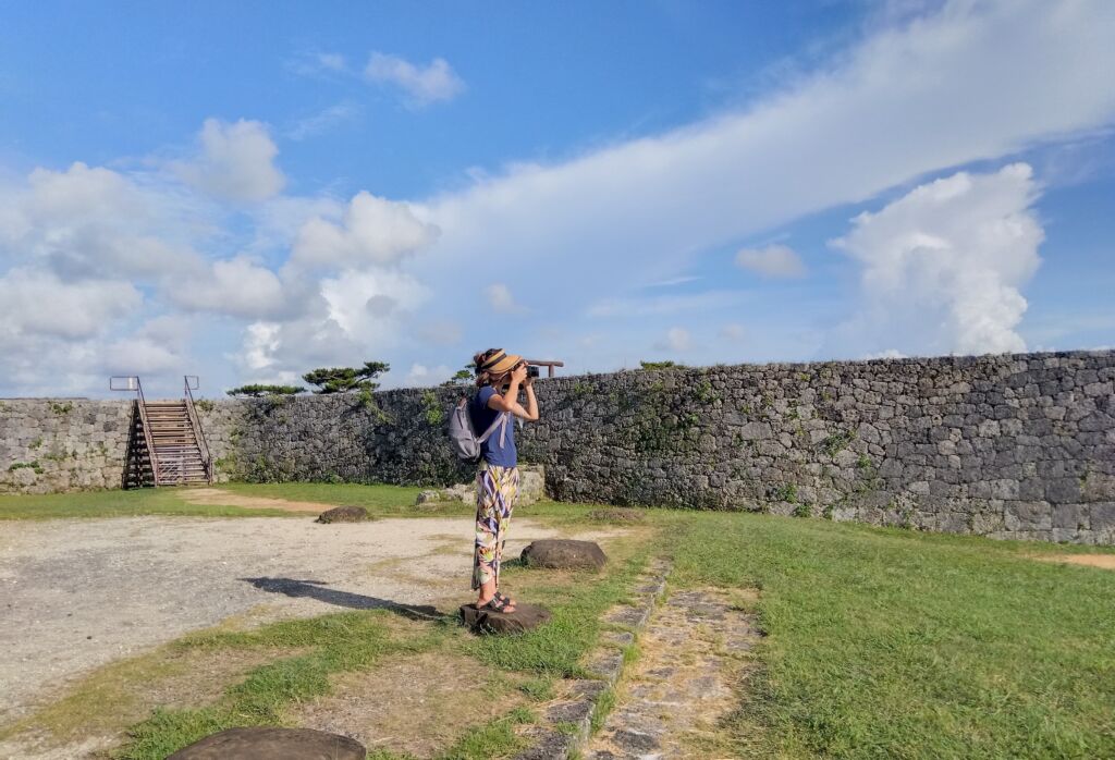 Fotografka stojąca na tle ruin zamku