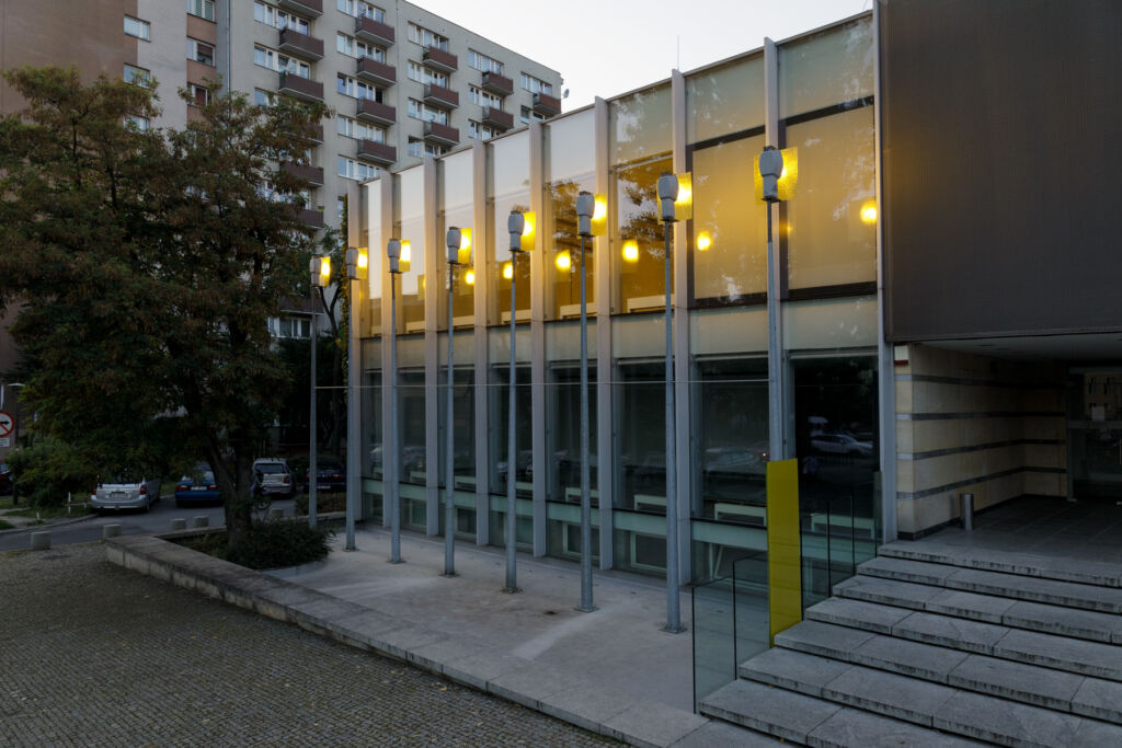 Budynek Galerii Sztuki Współczesnej w Opolu z instalacją artystyczną z żółtych latarni.