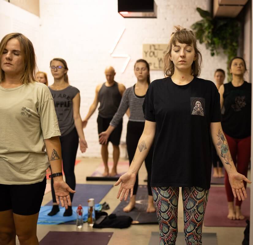 Grupa kobiet ćwiczących jogę w Studiu.