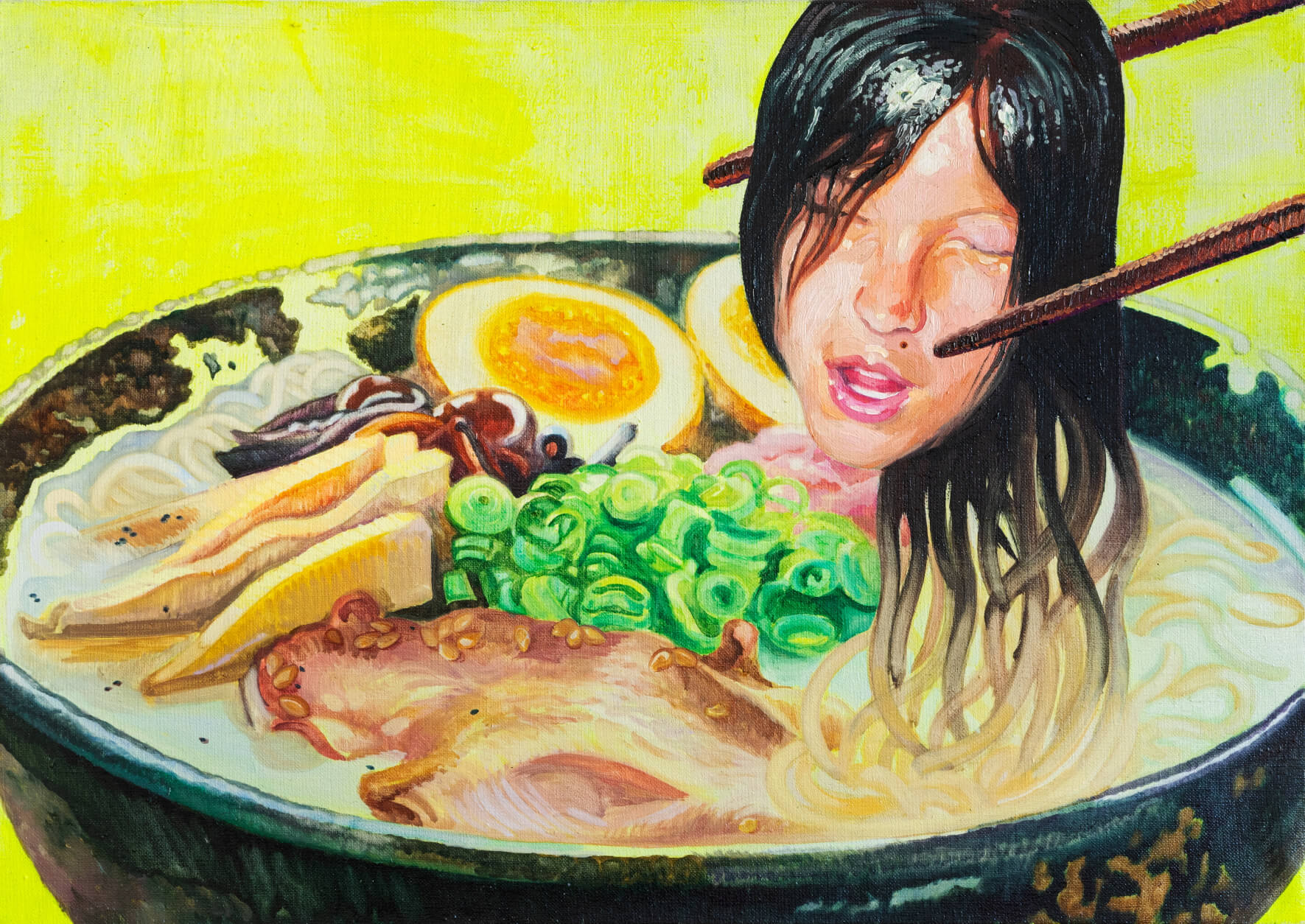 Obraz Zofii Pałuchy przedstawiający ramen na żółtym tle z pałeczkami wyławiającymi głowę kobiety z talerza zupy. 