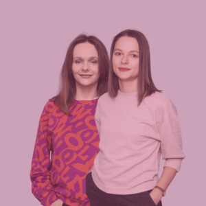 Dwie kobiety stojące na fioletowym tle.