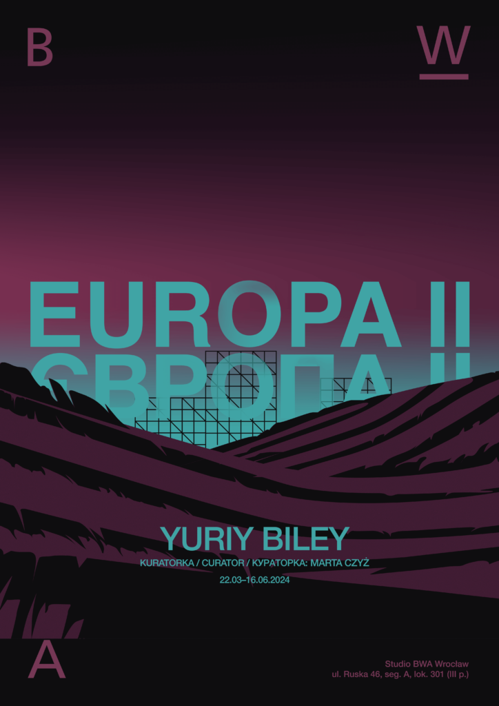 Plakat do wystawy Europa dwa w postaci grafiki przedstawiającej napis Europa w języku polski mi ukraińskim, wyłaniający się ponad łąkami. Plakat w kolorze magenty, czerni i cyjanu