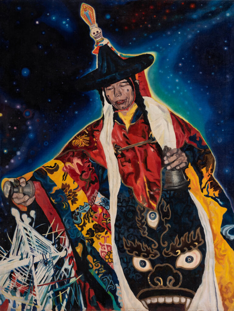 Osoba ubrana w tradycyjny tybetański strój trzymająca przedmiot rytualny na kosmicznym, gwiaździstym tle.