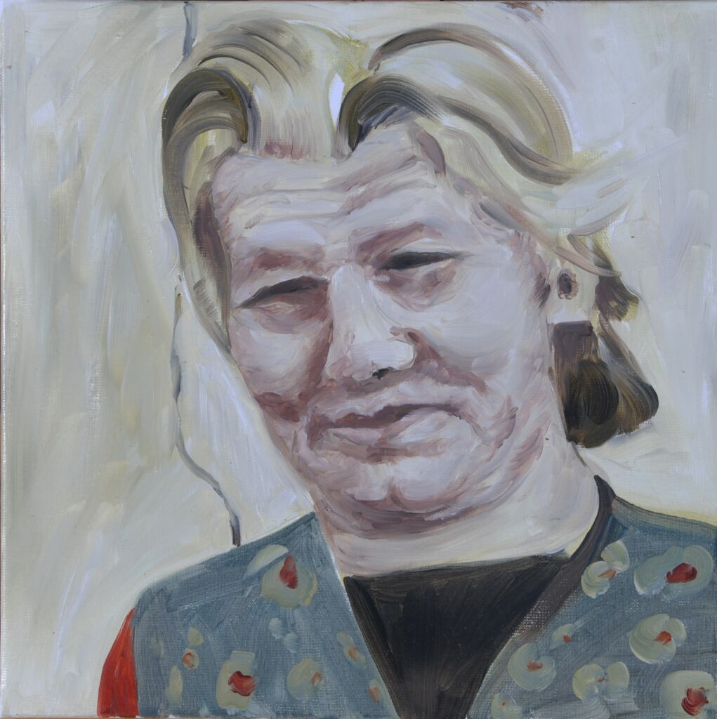 Namalowany portret osoby o subtelnym uśmiechu, z blond włosami i wzorzystym ubraniem.