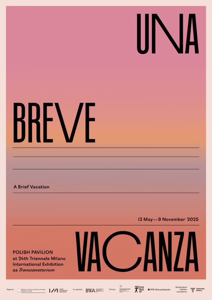 Plakat promujący „Una Breve Vacanza” na 24. Triennale w Mediolanie, przedstawiający daty od 13 maja do 9 listopada 2025 r., z gradientowym tłem.