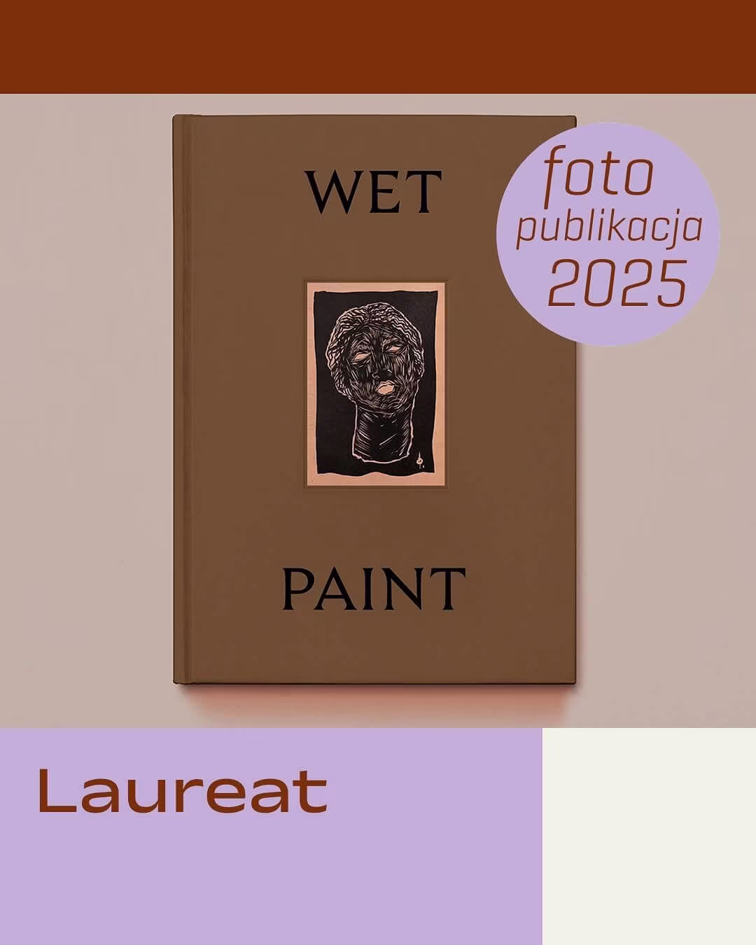 Brązowa książka zatytułowana „WET PAINT” z ilustrowanym portretem na okładce. Tekst brzmi „foto publikacja 2025” i „Laureat” na tle bloków kolorów.