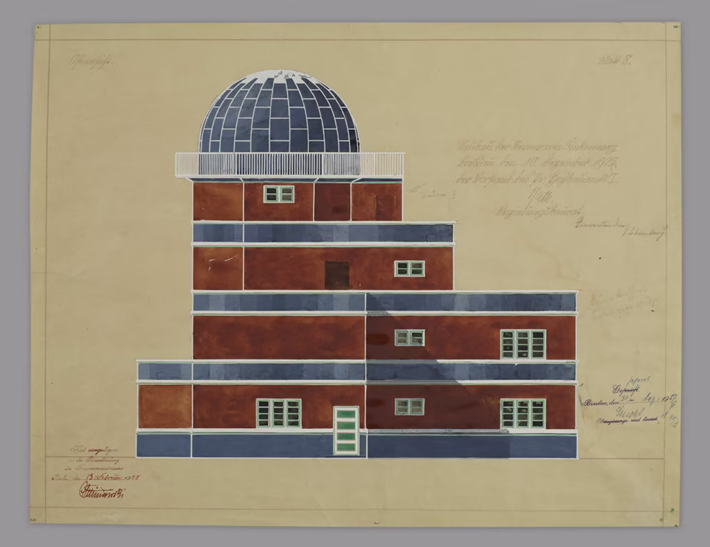 Rysunek architektoniczny przedstawiający ceglany budynek obserwatorium z kopułą i małym balkonem, opisany i opatrzony odręcznymi notatkami.