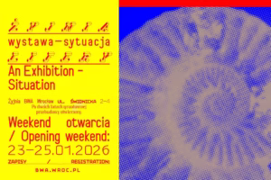 Plakat wystawy "Żyjnia: Wystawa-Sytuacja" w bwa wrocław, zawierający szczegóły wydarzenia w języku polskim i angielskim, ze stylizowaną abstrakcyjną grafiką po prawej stronie. Weekend otwarcia: 23-25 stycznia 2026.