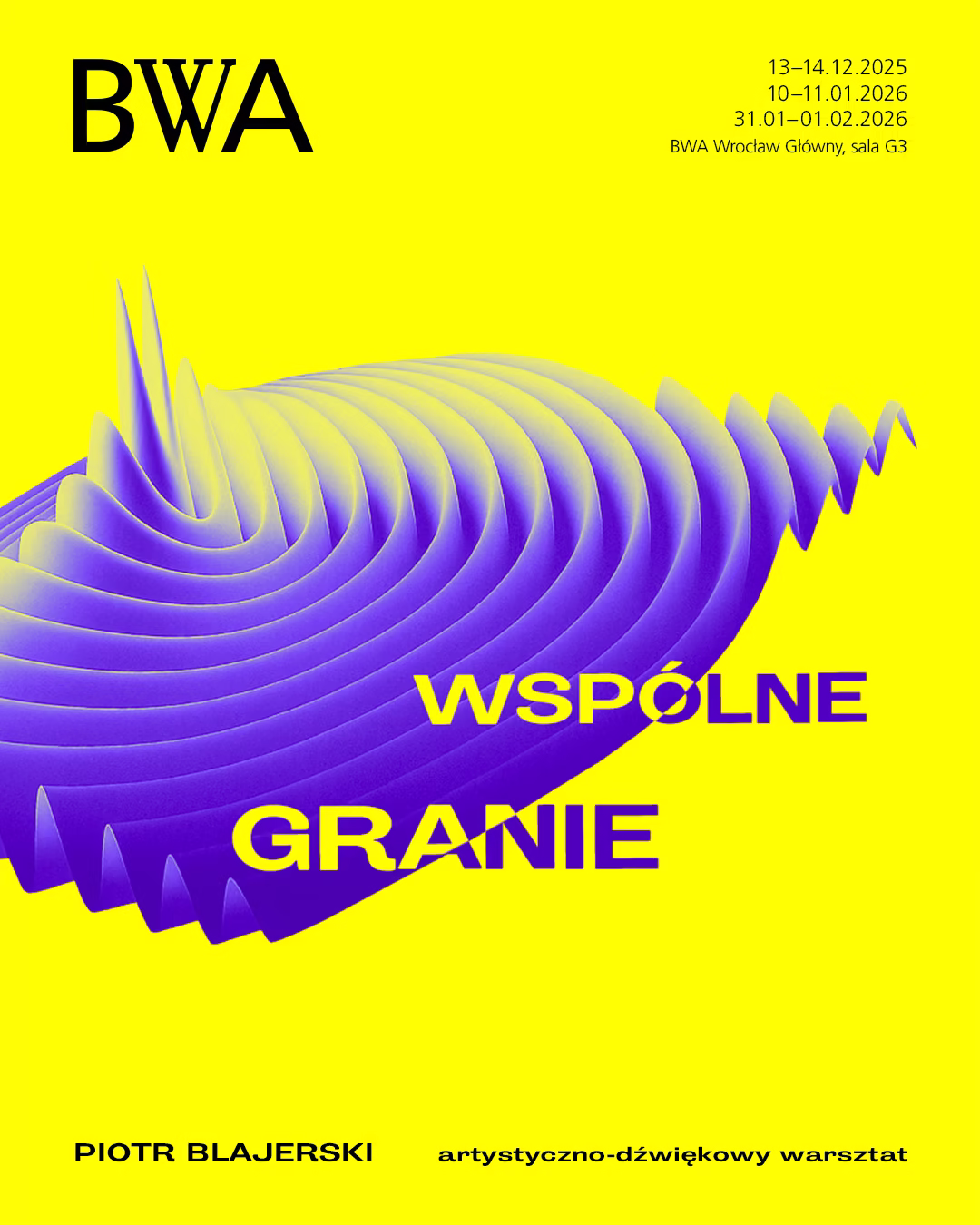 Plakat z żółtym tłem i fioletowym abstrakcyjnym kształtem 3D, zawierający polski tekst o warsztatach artystyczno-dźwiękowych Piotra Blajerskiego w BWA Wrocław, z podanymi datami wydarzeń.