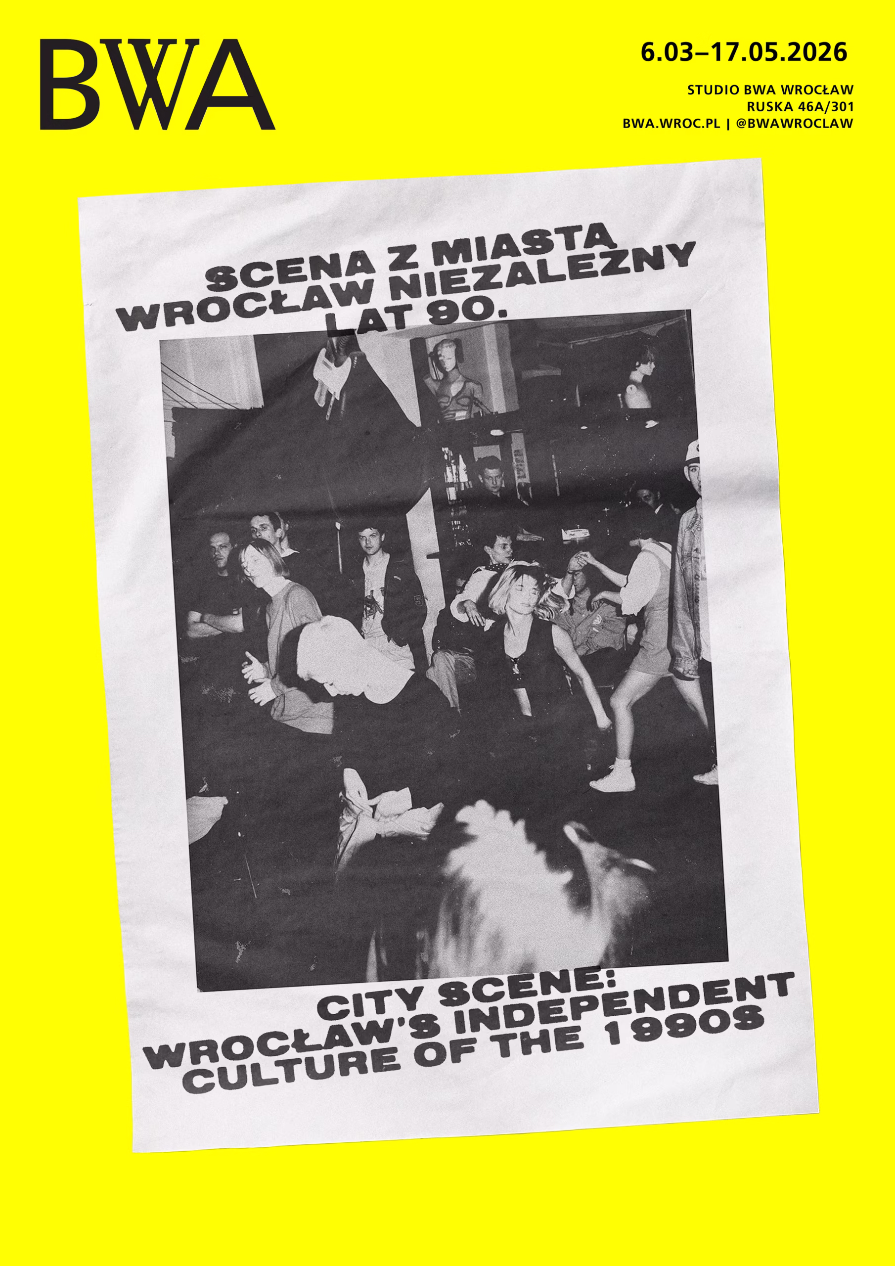 Czarno-białe zdjęcie energicznie tańczących ludzi na koncercie, z pogrubionym tekstem w języku polskim i angielskim o wrocławskiej kulturze niezależnej lat 80-tych. Żółte tło, szczegóły wydarzenia u góry.