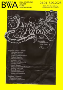 Czarny plakat z napisem "Dark Paradise" w ozdobnym białym tekście wymienia artystów i kuratorów wystawy w BWA Wrocław, z żółtymi szczegółami wydarzenia w prawym górnym rogu.