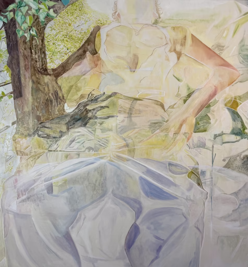 Częściowo abstrakcyjny obraz przedstawiający siedzącą postać w zwiewnej sukni, z widocznymi ramionami i dłońmi, wtapiającą się w naturalne tło z drzewem i zielenią. Twarz jest niewyraźna.