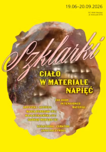 Plakat wystawy z abstrakcyjnym tłem i tekstem: "Szklarki: Ciało w Materiale Napięć", datami wydarzeń oraz nazwiskami artystów/kuratorów na żółtym tle.