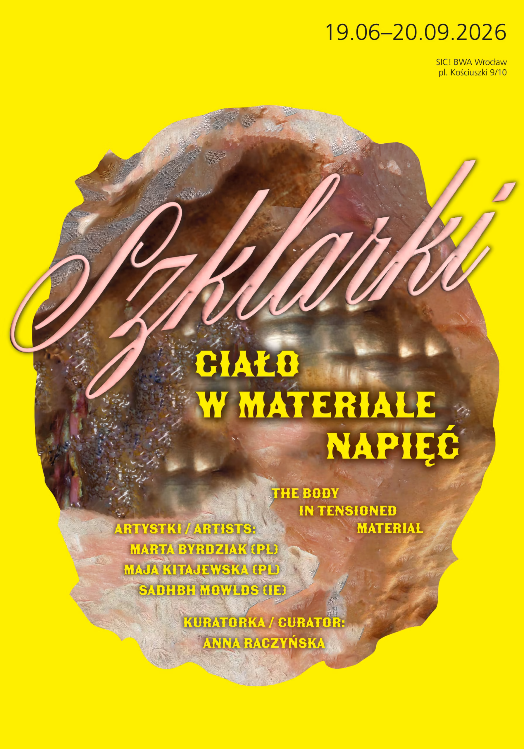 Plakat wystawy z abstrakcyjnym tłem i tekstem: "Szklarki: Ciało w Materiale Napięć", datami wydarzeń oraz nazwiskami artystów/kuratorów na żółtym tle.