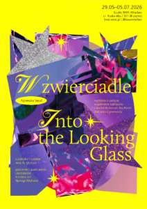 Plakat wystawy z kolorowymi abstrakcyjnymi kształtami i brokatowymi gwiazdami, zawierający tekst o "Into the Looking Glass" w Studio BWA Wrocław, od 29 maja do 5 lipca 2026 roku.