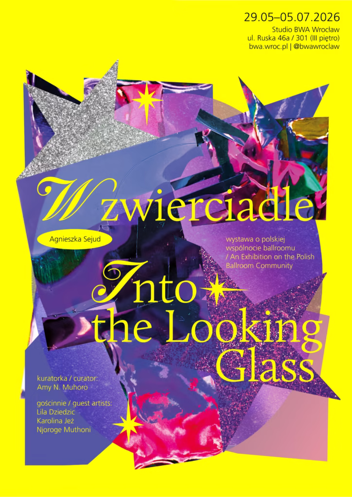 Plakat wystawy z kolorowymi abstrakcyjnymi kształtami i brokatowymi gwiazdami, zawierający tekst o "Into the Looking Glass" w Studio BWA Wrocław, od 29 maja do 5 lipca 2026 roku.
