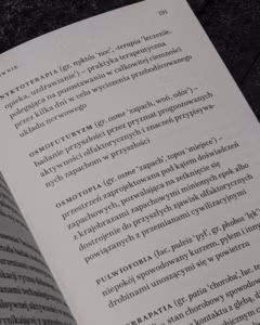 Na stronie książki zamieszczono definicje pojęć związanych z węchem i terapią, w tym „osmotofuturyzm”, „osmotopia”, „pulvikofobia” i „aryapatia”. Widoczna jest strona nr 191.