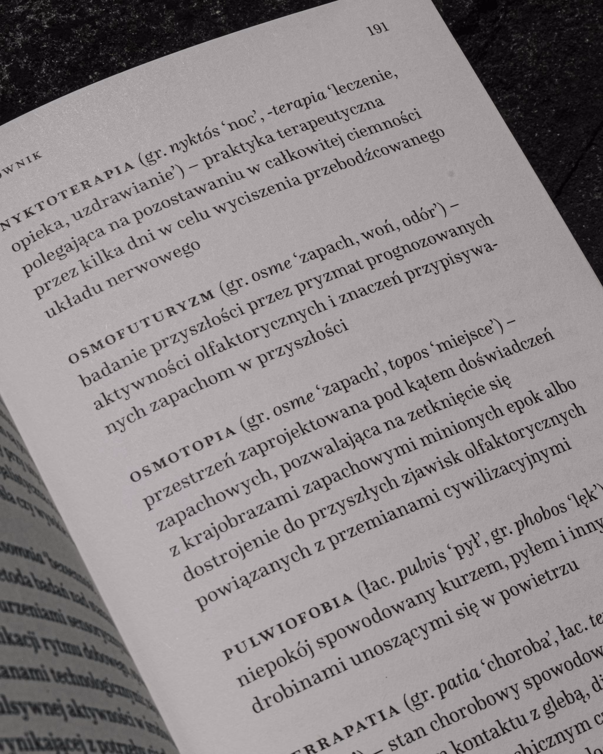 Na stronie książki zamieszczono definicje pojęć związanych z węchem i terapią, w tym „osmotofuturyzm”, „osmotopia”, „pulvikofobia” i „aryapatia”. Widoczna jest strona nr 191.