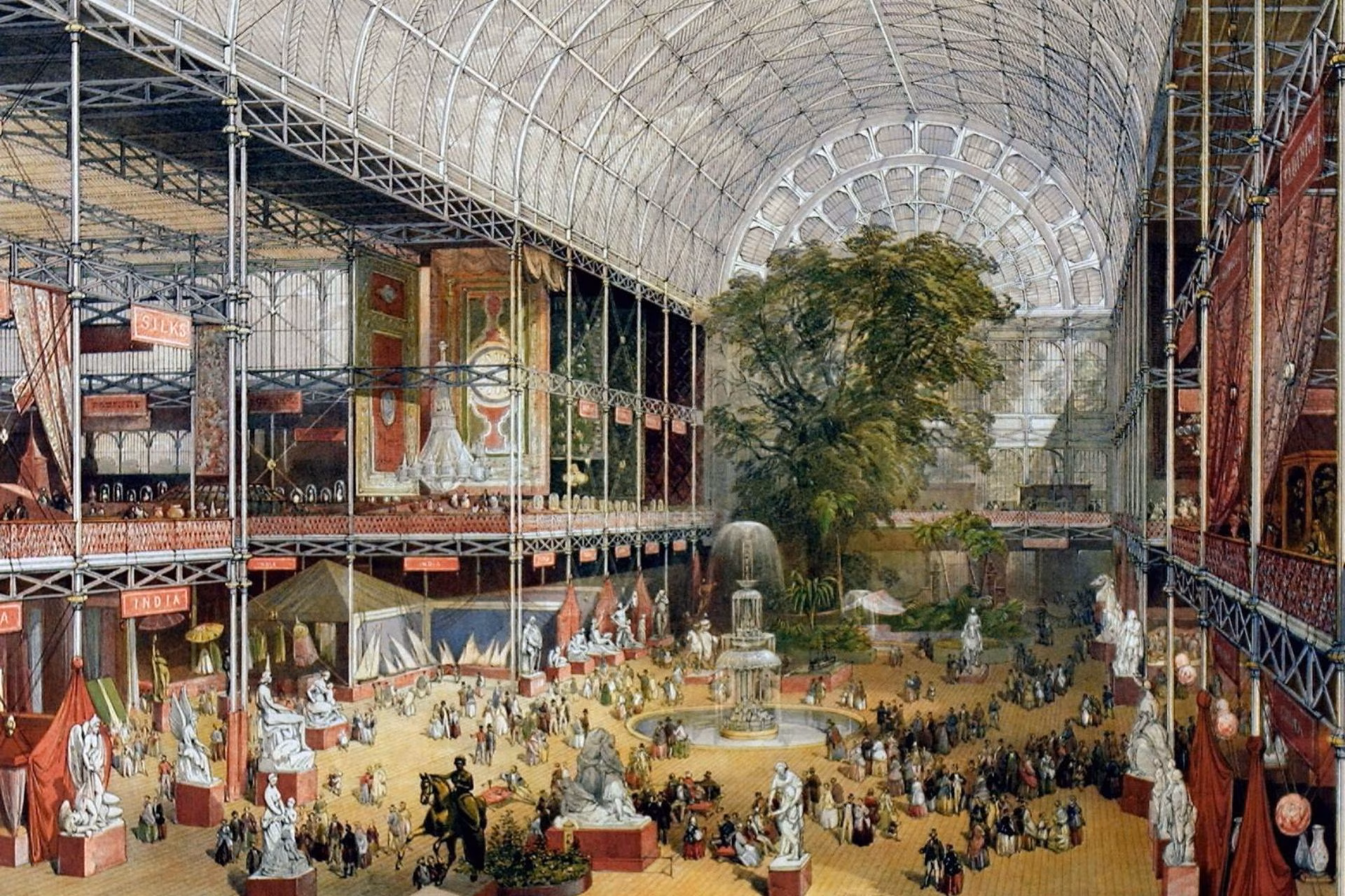 Widok wnętrza Crystal Palace – konstrukcji ze szkła i żelaza, wypełnionej tłumami ludzi, posągami, fontanną i drzewami, przypominającej wystawę w bwa we Wrocławiu.